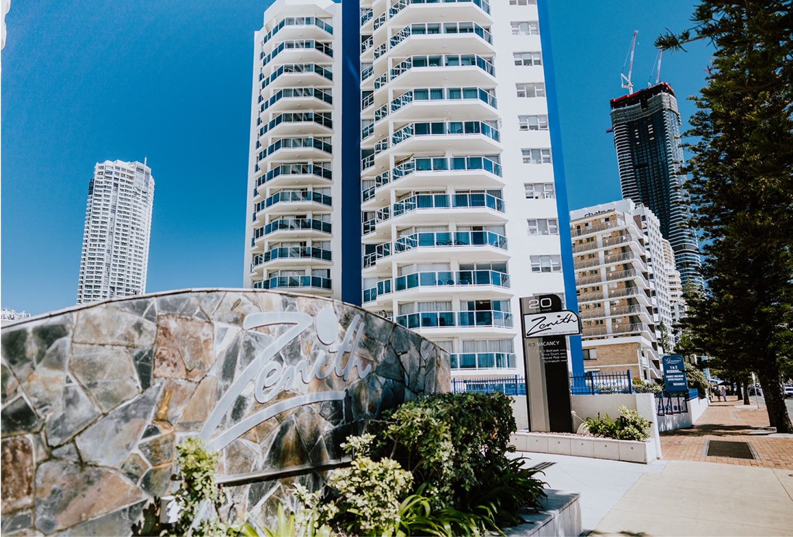 Top Gold Coast Theme Parks - Zenith  Beachfront accommodation in the heart  of Surfers Paradise!